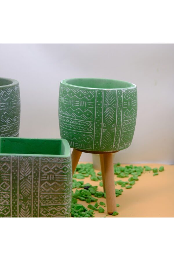 ETNİK DESENLİ AHŞAP AYAKLI DEKORATİF BETON SAKSI SETİ