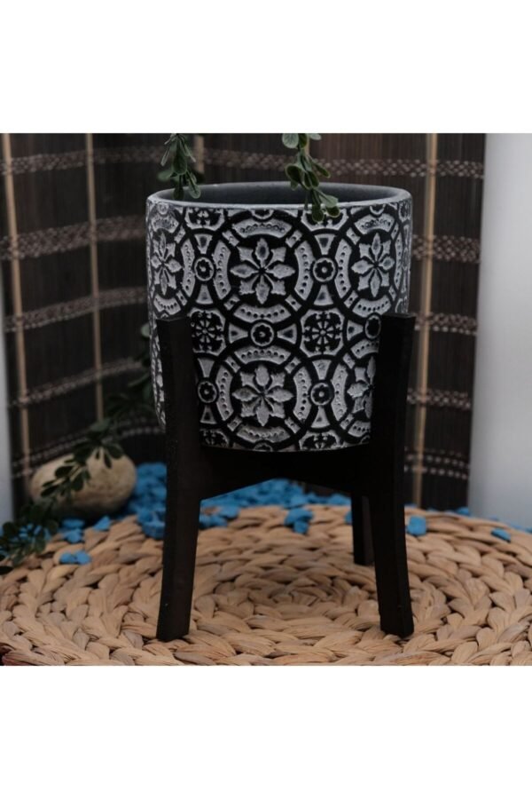 GEOMETRİK ÇİÇEK MOTİFLİ AYAKLI BETON SAKSI