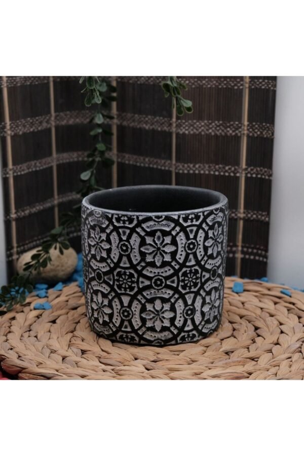 GEOMETRİK ÇİÇEK MOTİFLİ AYAKLI BETON SAKSI